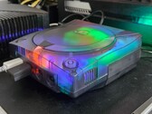 一张改装版SEGA Dreamcast（配有半透明机身）正在运行的照片