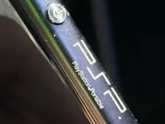 这款 XA2 原型机上的惊喜之一是刻有 PSP PlayStation Portable 的字样。(图片来源：Reddit）