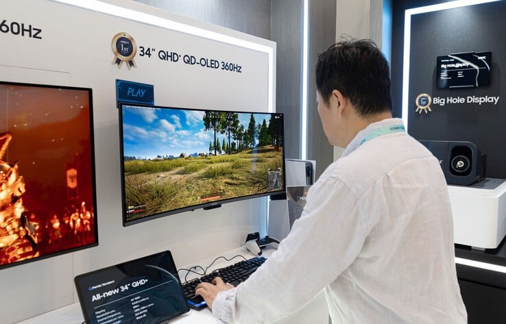 三星还展示了两款360Hz的QD-OLED显示器面板:一款是31.5英寸的4K面板,另一款是34英寸的21:9超宽屏面板。