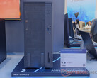 ExpertCenter P700 系列目前有两种型号。图：P700 迷你立式。(图片来源：Notebookcheck）