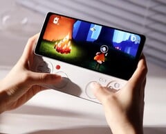 Ayaneo Pocket Play 的灵感显然来自索尼 Xperia Play。