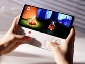 Ayaneo Pocket Play 的灵感显然来自索尼 Xperia Play。