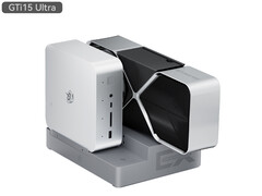 GTi15 Ultra 拥有 64 GB 内存和 1 TB 存储空间，现已在全球上市。图：带 eGPU 底座的迷你 PC。(图片来源：Beelink）