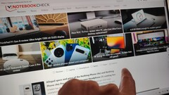 联想 Yoga Slim 7 Aura Edition 触摸屏可通过触摸进行导航......（图片来源：Darryl Linington - Notebookcheck）