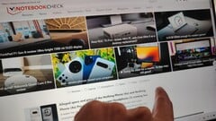 联想 Yoga Slim 7 Aura Edition 触摸屏可通过触摸进行导航......(图片来源:Darryl Linington - Notebookcheck)