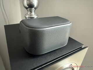 这对小巧的立体声扬声器能发出令人惊叹的美妙声音