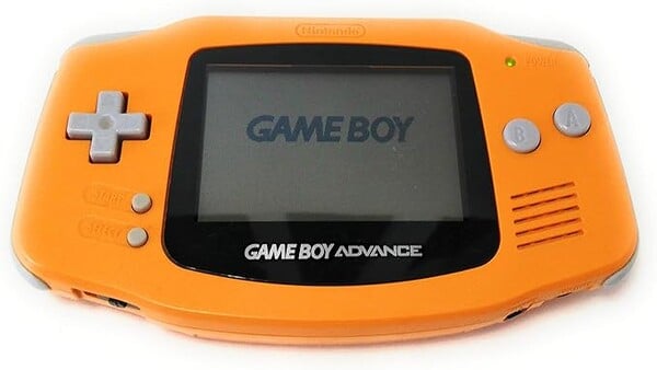 橙色的任天堂Game Boy Advance。