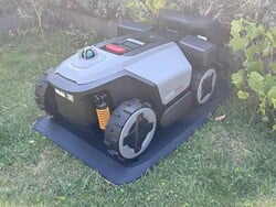 RockMow Z120 LiDAR 置于其充电站中