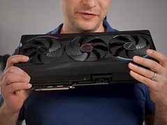 Alex Ziskind 手持 RTX 5090 GPU。