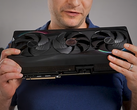 Alex Ziskind 手持 RTX 5090 GPU。