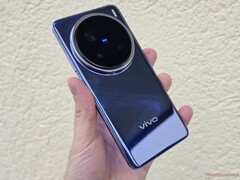 与图中的 vivo X200 Pro 不同，vivo X200 FE 将采用上一代联发科 SoC（图片来源：Notebookcheck）