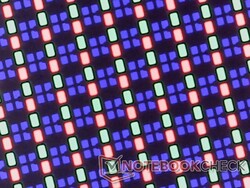 清晰的 RGB 子像素阵列，无颗粒感问题