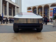 特斯拉让 Cybertruck 无法翻转(图片:Jordi Cor/YT)