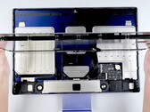 Apple iMac 的主板与机箱相比简直小得可怜。(图片：iFixit）