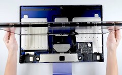 Apple iMac 的主板与机箱相比简直小得可怜。(图片：iFixit）