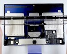 Apple iMac 的主板与机箱相比简直小得可怜。(图片：iFixit）