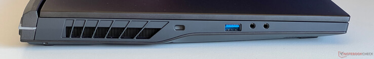 左：Kensington 锁、USB-A 3.2 Gen.2（10 Gbit/s）、耳机输出、麦克风输入