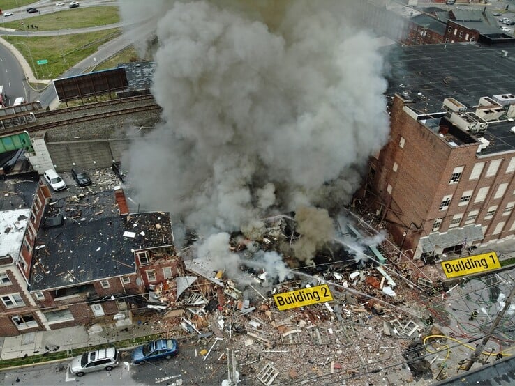 R.M. Palmer 巧克力厂煤气泄漏爆炸造成 7 死 10 伤（资料来源：Western Berks 消防队）。