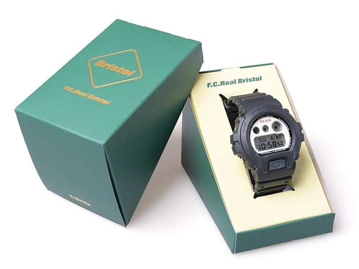 卡西欧 G-Shock × F.C. Real Bristol DW-6900 陈列在绿色联名礼盒内,旁边配有同款外包装套。