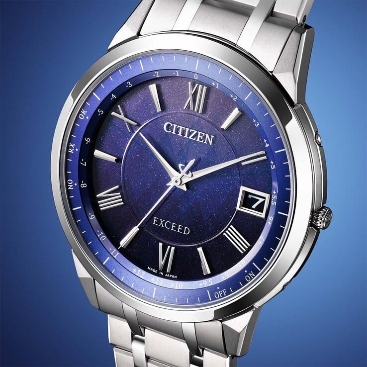 Citizen Exceed CB1140-79L 深蓝色表盘的特写,展现其细腻闪光与富有纹理的森林灵感图案。