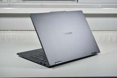 小心经济型变体：可折叠笔记本电脑联想 IdeaPad 5 2 合 1 显示了廉价配置的风险（如图：联想 IdeaPad 5 2 合 1 14AKP10，图片来源：Benjamin Herzig/Notebookcheck：Benjamin Herzig/Notebookcheck)