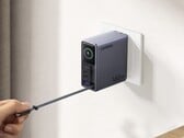 配备可伸缩 USB-C 数据线的 Nexode Pro 160W 充电器