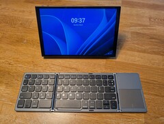 从纸面上看,Legion Go 可以很好地填补工作和娱乐之间的空白,但最终它在这两方面都失败了(图片来源:Notebookcheck)。