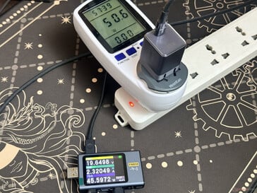 Ugreen Nexode Air 65W 在使用约 1 小时时的输入和输出功率