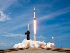 SpaceX 火箭从佛罗里达州卡纳维拉尔角发射基地起飞的图片。(图片来源：SpaceX/Flickr）