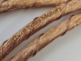 特斯拉在超级充电站电缆上印上名字，以防止盗窃（图片来源：Max de Zegher on X）