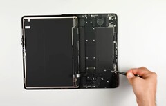 iPad Pro 的维修可能很简单，但要拆卸屏幕却绝非易事（图片来源：iFixit）