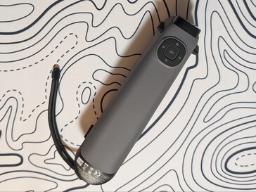 Sermoon S1 背面配有启动按钮以及灯光和亮度调节按钮