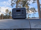 车顶上的 Bluetti Elite 100 V2 生物基，背景是松树