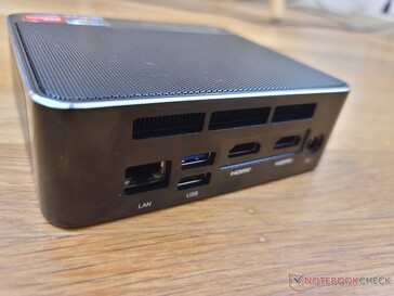 后部。千兆RJ-45，2个USB 3.0，2个HDMI 2.0，AC适配器