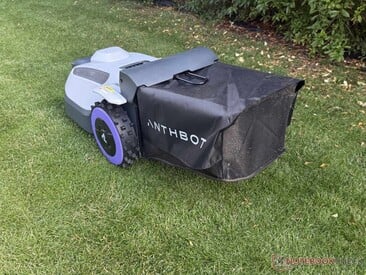Anthbot N8 长度接近一米，需要较大的空间，例如用于掉头和沿边缘割草。