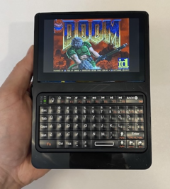 Bumble-Berry-Pi 利用现成的部件和极少的 3D 打印技术，打造出了一款外观精美、功能强大的掌上电脑（图片来源：Samcervantes via Github）