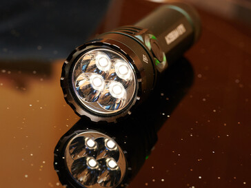 四个 LED 作为一个光源，此处为月光模式。(照片：Andreas Sebayang/Notebookcheck.com）