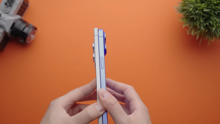 Galaxy S25 Edge 与 iPhone 16 Plus 的厚度对比。(图片来源：Versus on YouTube）