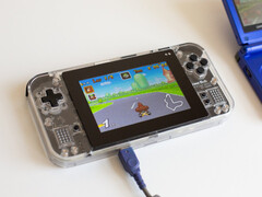 Game Bub 发布时有透明紫色和白色两个版本。(图片来源：Eli Lipsitz）