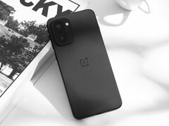 王牌 6T 将以 OnePlus 15R 的名义在全球市场发布。图:黑色配色的手机。(图片来源:瘦子说 via OnePlus)