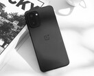 王牌 6T 将以 OnePlus 15R 的名义在全球市场发布。图：黑色配色的手机。(图片来源：瘦子说 via OnePlus)