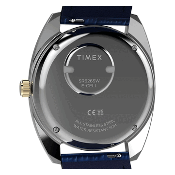 金色 Timex Q 1976 Day and Date 的背面视图，展示其不锈钢底盖、电池仓和 50 米防水标识。