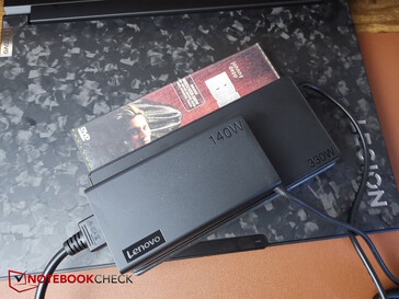 较小的 140 瓦 USB-C 电源