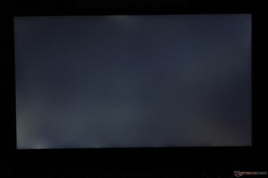 左下角有中度不均匀的背光出血现象