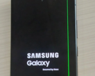 报告的Galaxy S24 Ultra 设备之一，存在垂直绿线问题。(来源：u/Independent-Bet-4916)