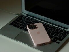 一部iPhone静静地躺在打开的MacBook Air的键盘上