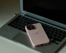 一部iPhone静静地躺在打开的MacBook Air的键盘上