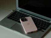 一部iPhone静静地躺在打开的MacBook Air的键盘上