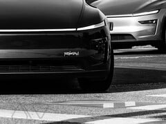 Model Y 上的特斯拉 Robotaxi 共享平台标志（图片来源：@Artsimage/X）