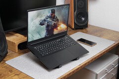 办公桌上的 XMG Apex 17 (M25)